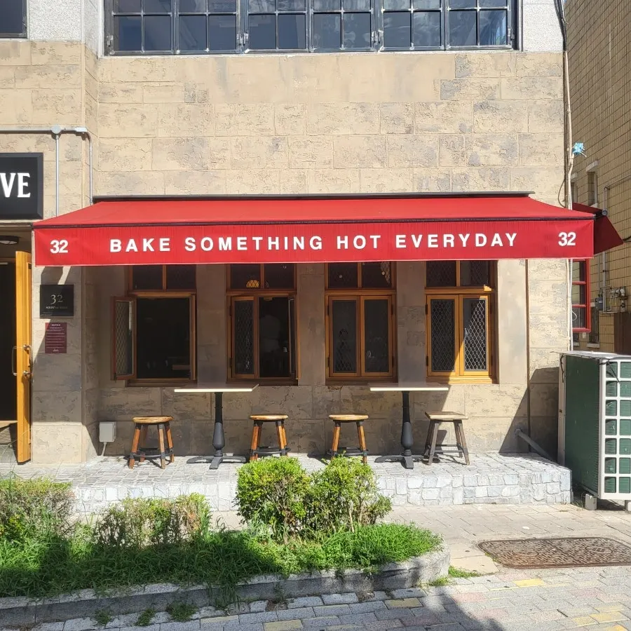 Autumn sunlight on the Haenggung-dong street near Low Five Sinpung