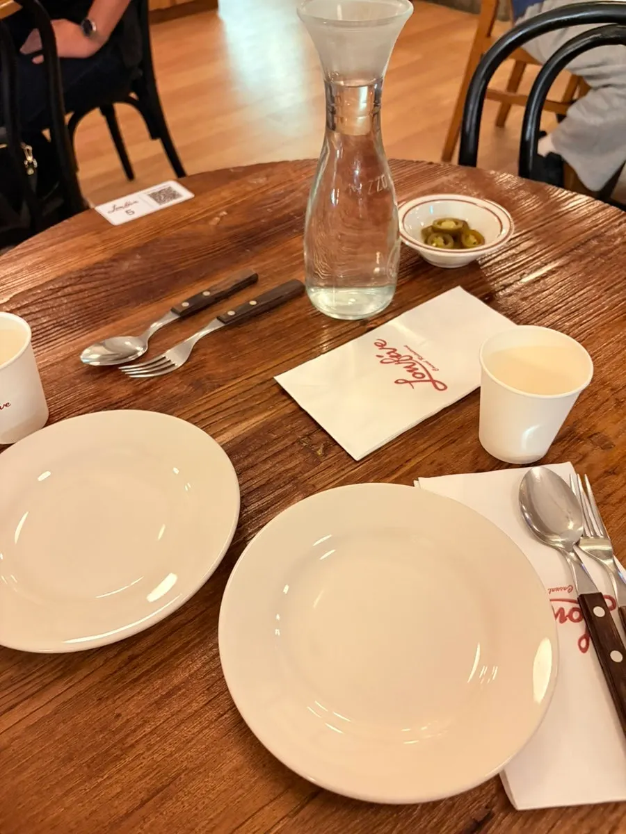 Nearly full dining hall at Low Five Sinpung