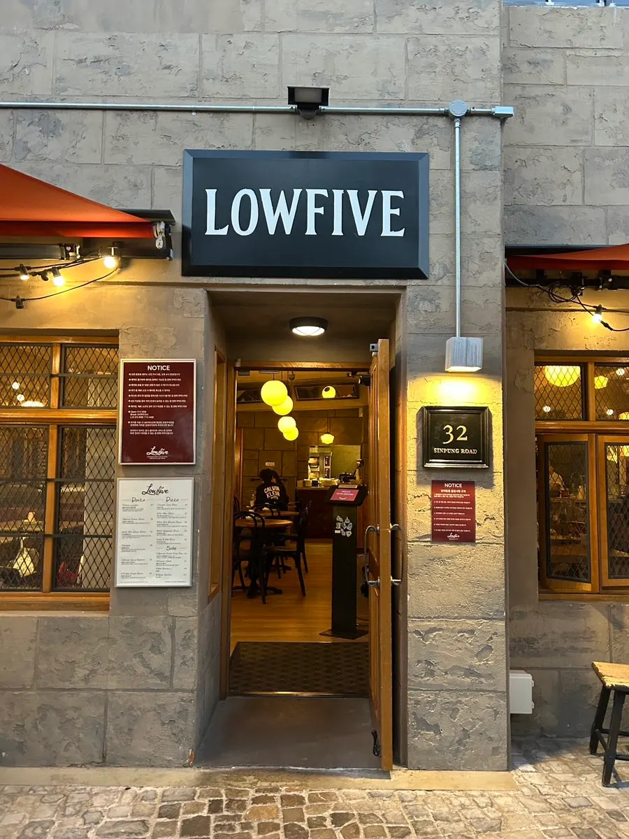 Exterior of Low Five Sinpung in Haenggung-dong