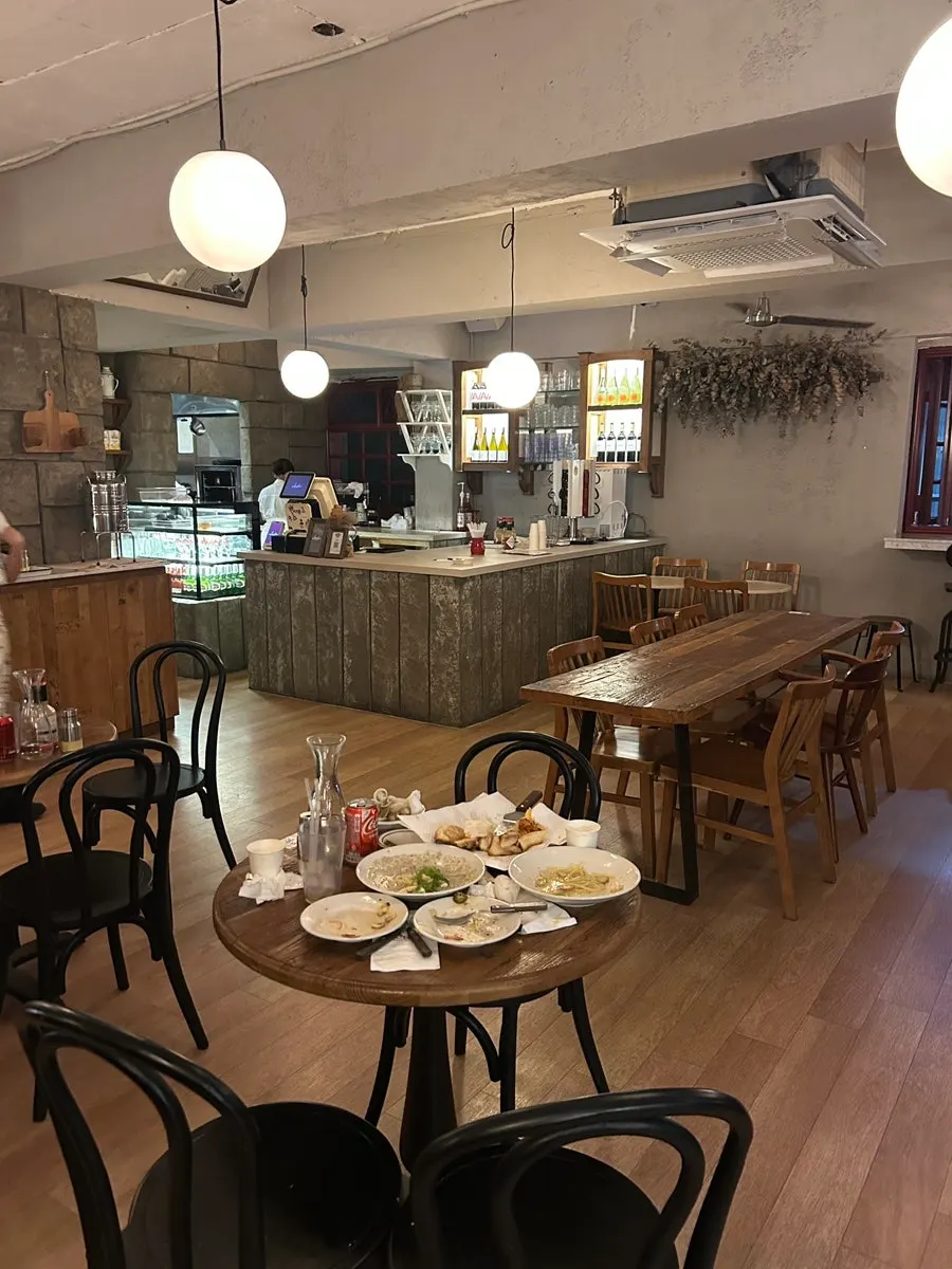 Overview of Low Five Sinpung's outdoor seating