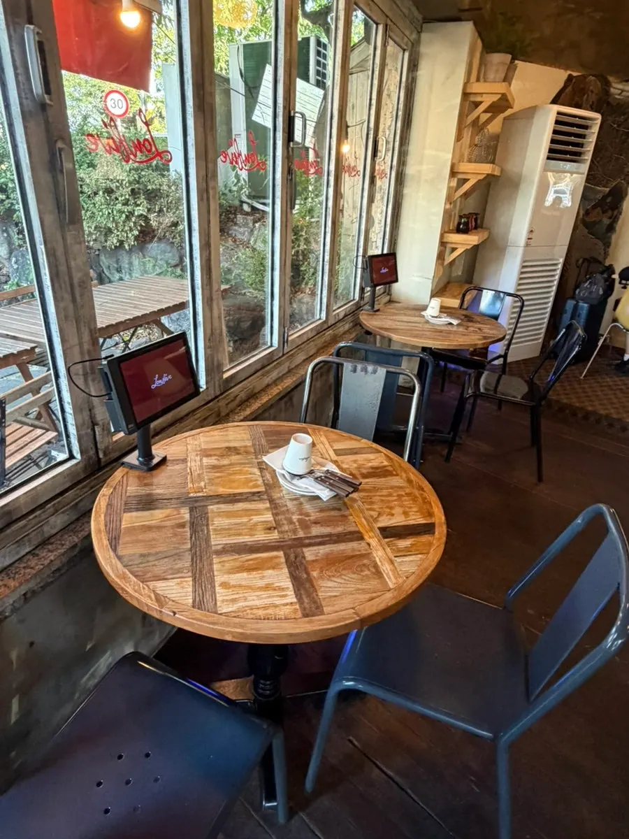 Table layout at Low Five