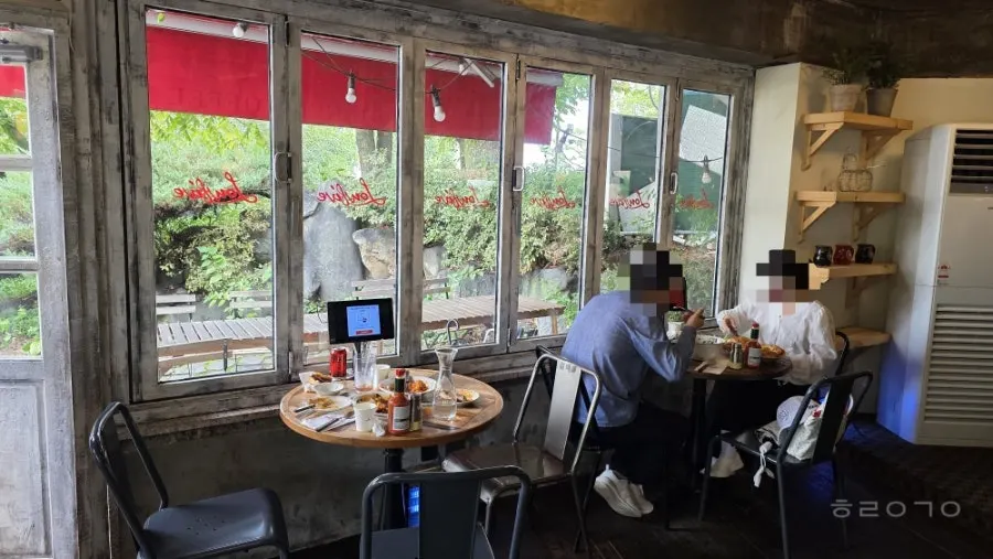 행궁동이 보이는 로우파이브 창가석