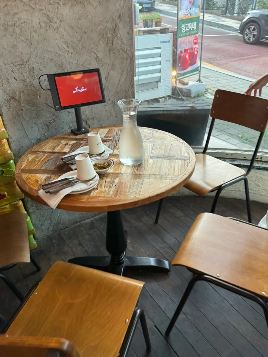 로우파이브 내부 테이블과 인테리어
