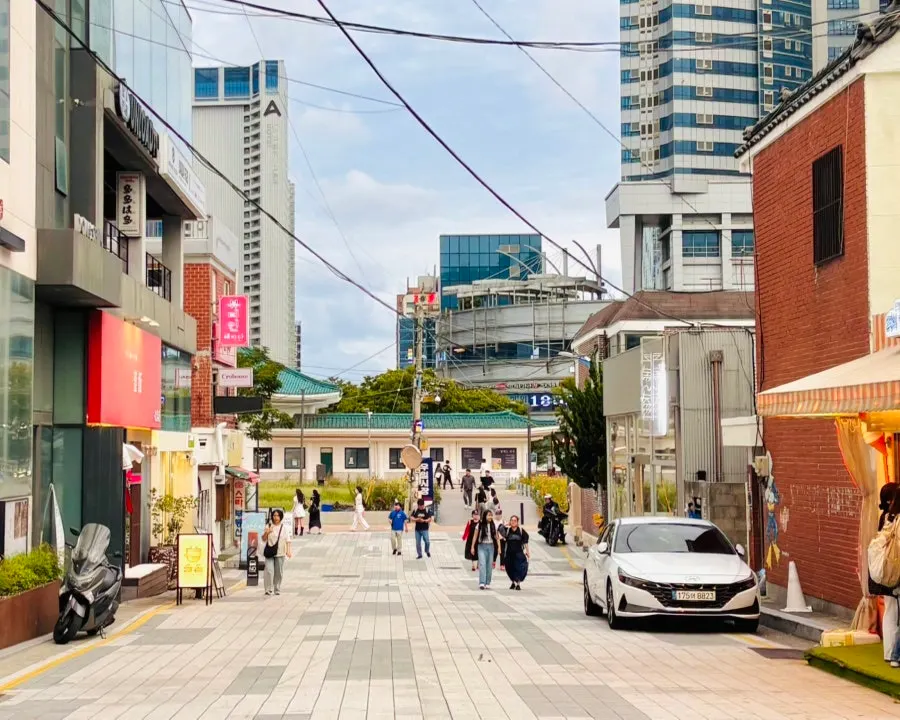 어닝이 펼쳐진 로우앤스윗 베이커리 테라스