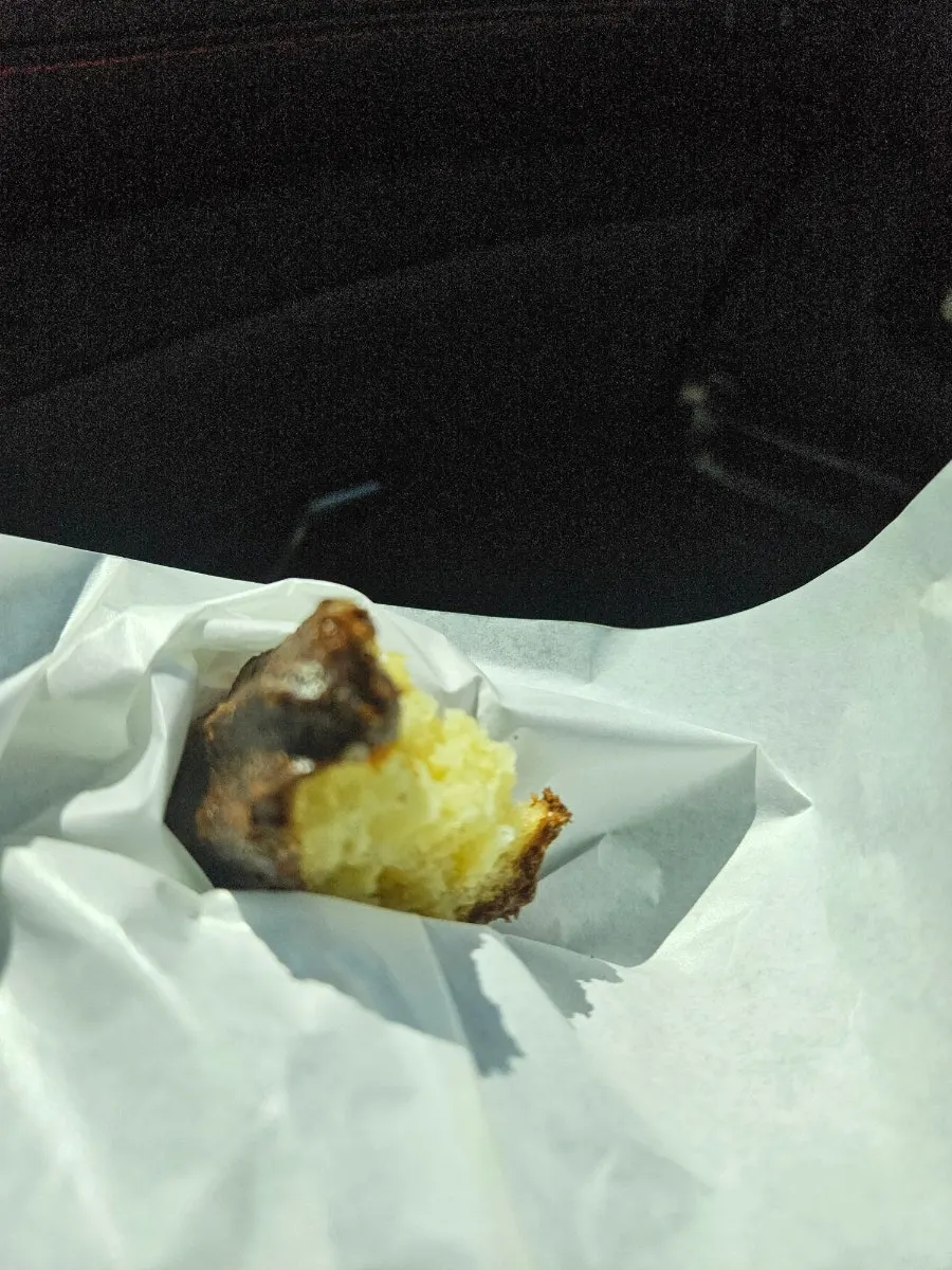 로우앤스윗 디저트 접시와 라떼