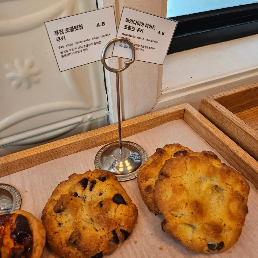 포장해 온 바닐라빈라떼 아이스와 디저트 쇼핑백