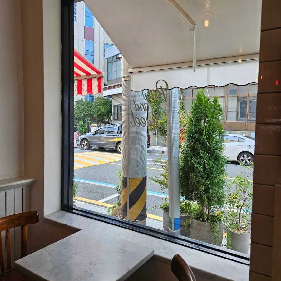 바닐라빈라떼 아이스 한 잔