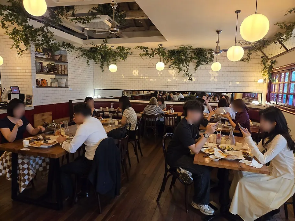 บรรยากาศภายในร้าน Low Five Anguk โทนไม้