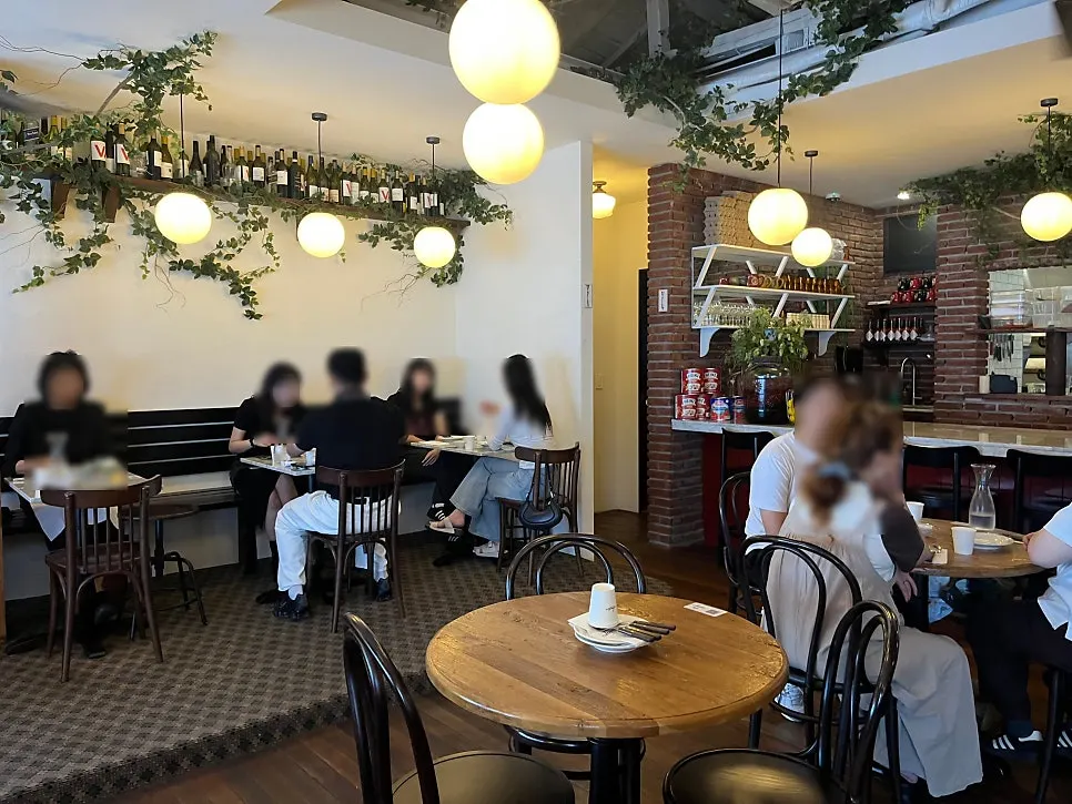 Spacious interior of Low Five Anguk