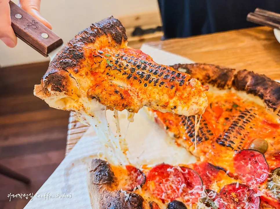 Cross-section of the pizza crust edge