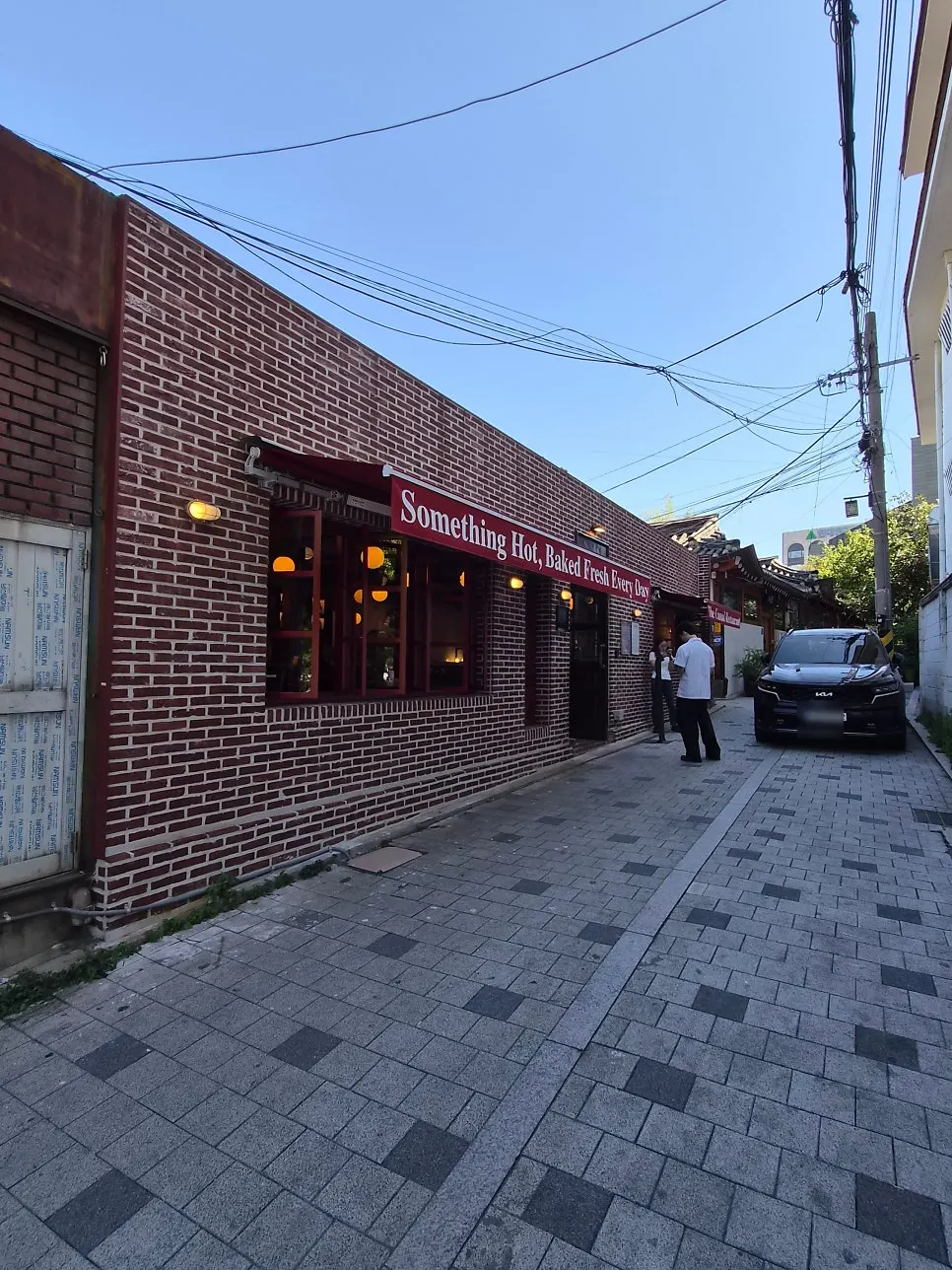 북촌로 골목의 벽돌 건물 로우파이브 안국 외관