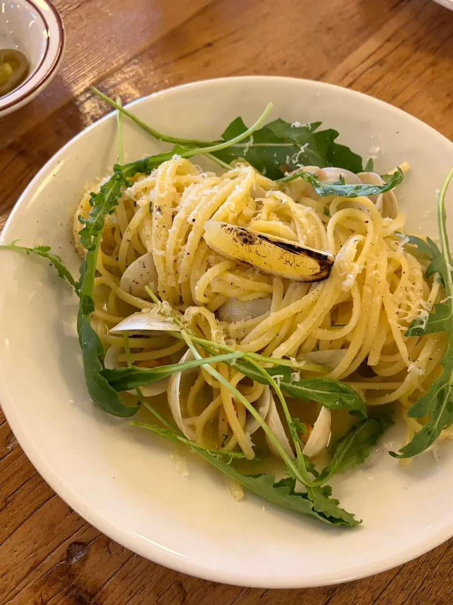 貝が入ったボンゴレパスタの麺
