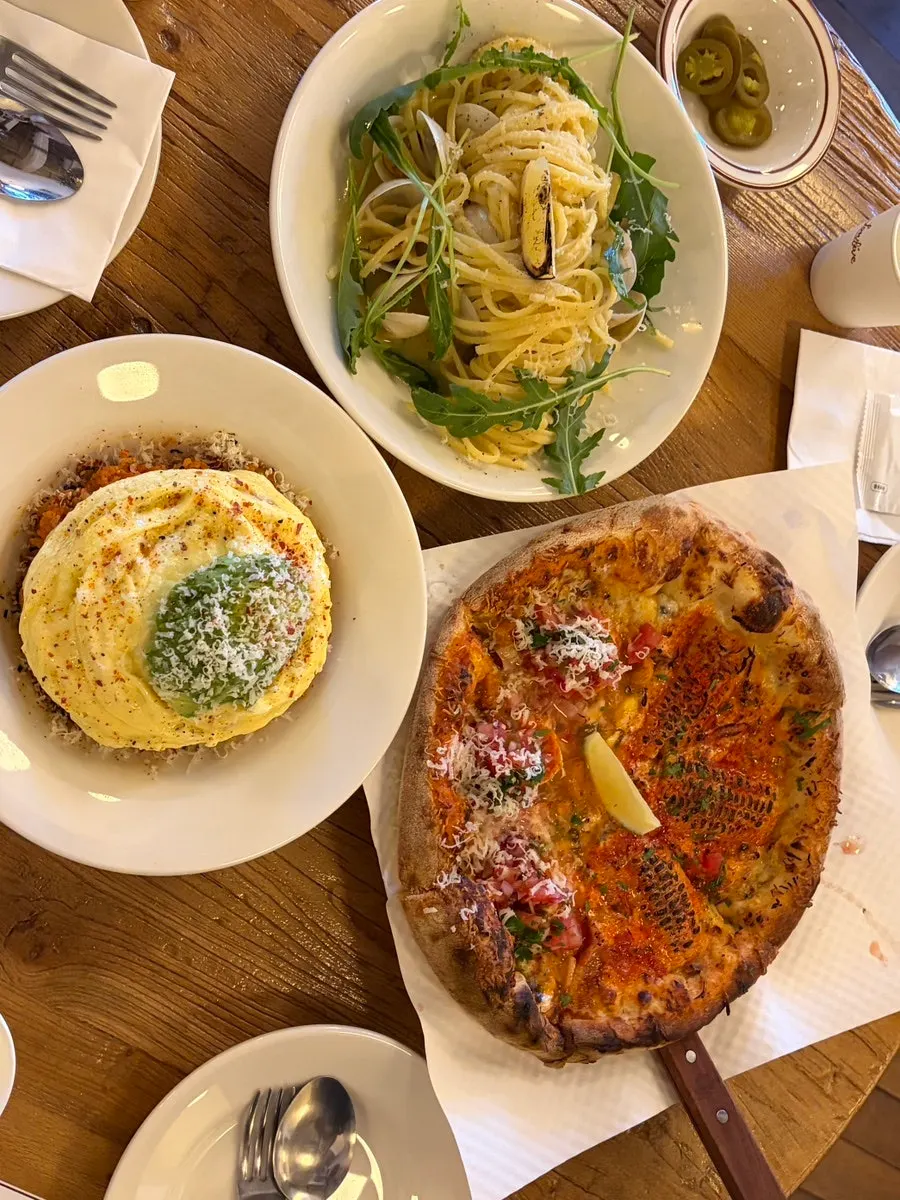 ピザとパスタ、キムチチャーハンが並んだ食卓