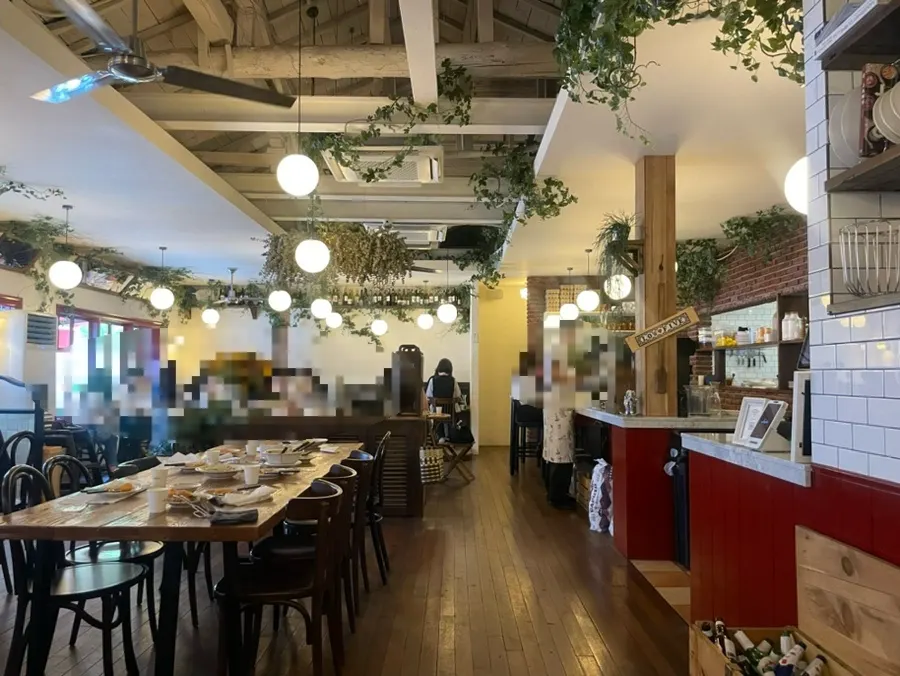 木质装修的深五披萨安国店内