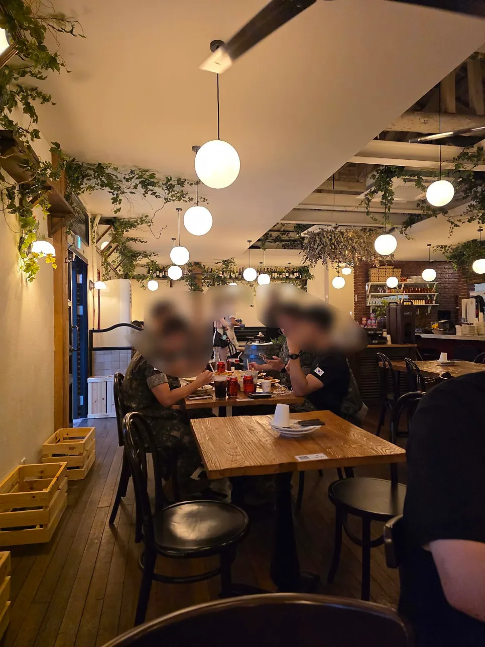 원목 인테리어의 로우파이브 안국 내부