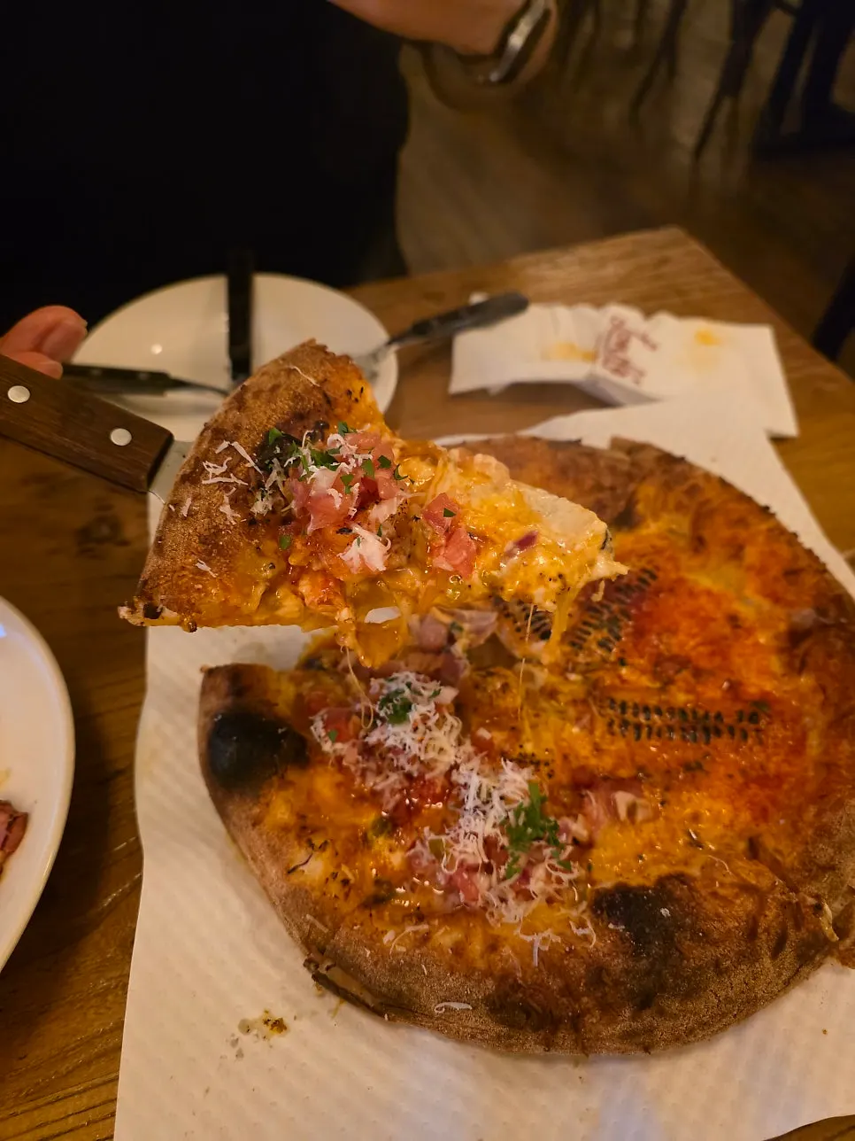 레몬이 함께 나온 텍스 맥스 타코 피자