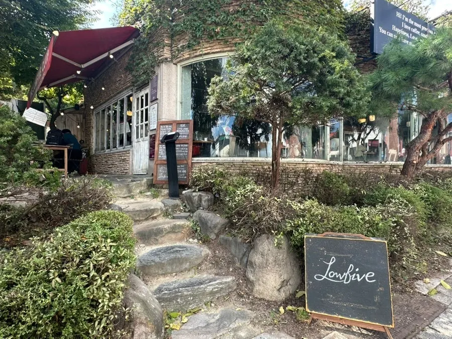 행궁동 거리에 자리한 로우파이브 행궁점 외관