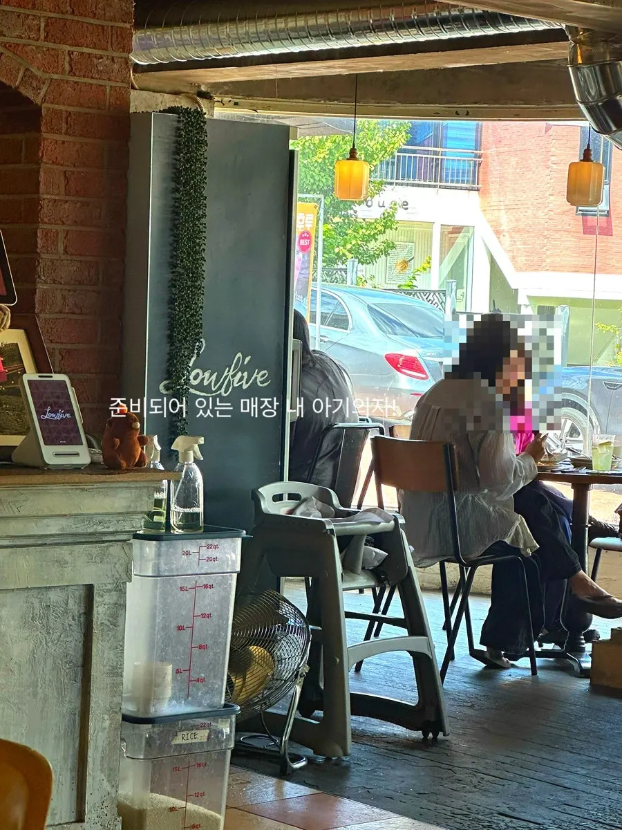 테이블이 놓인 로우파이브 행궁점 매장 내부