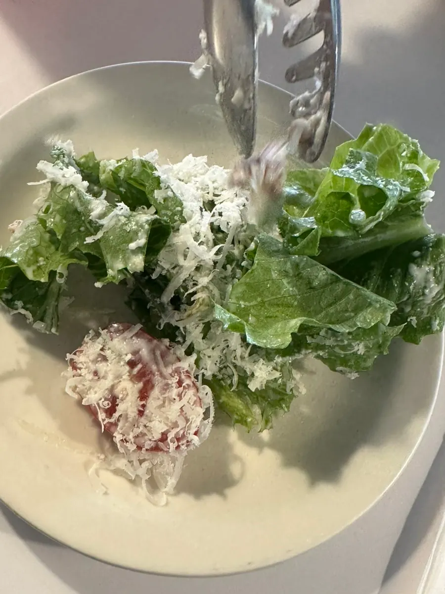 클래식 시저 샐러드 가까이에서 찍은 사진