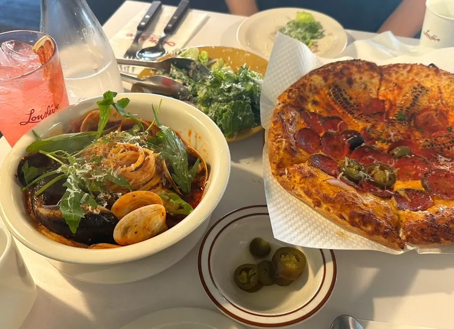 두 가지 맛으로 나온 하프앤하프 피자 한 판