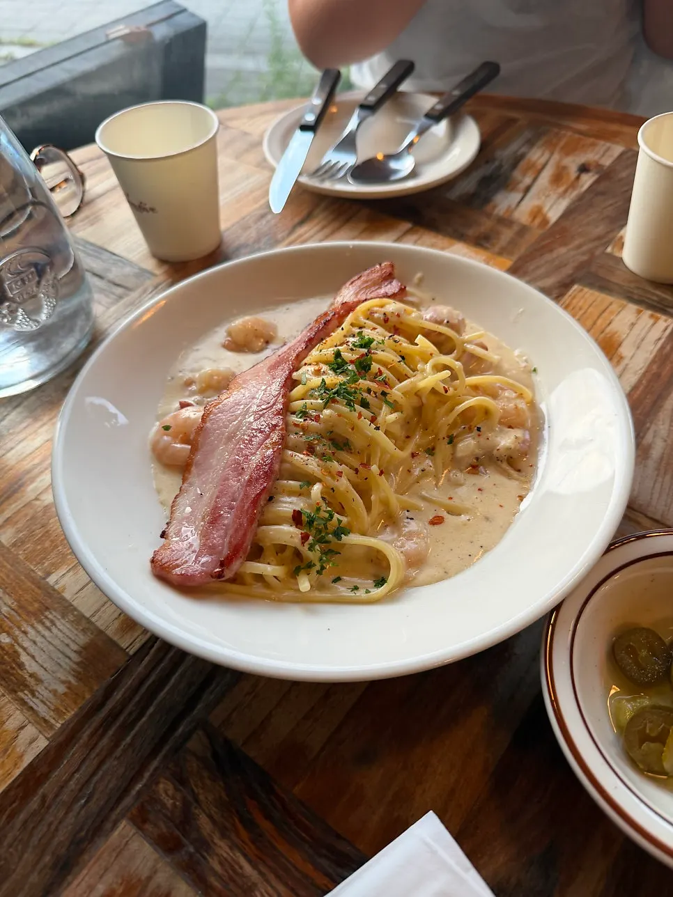 Fork lifting noodles from the Alfredo cream pasta
