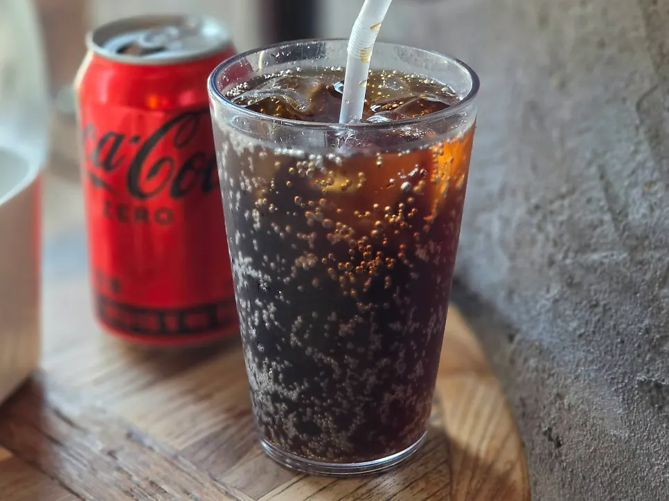 氷を入れたコーラとレモネードのテーブルセッティング