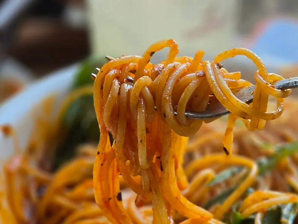 スープから取り出したぷりぷりの麺