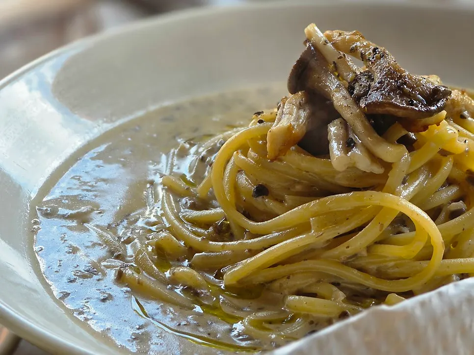 トリュフの香りが立ち上るクリームパスタのクローズアップ