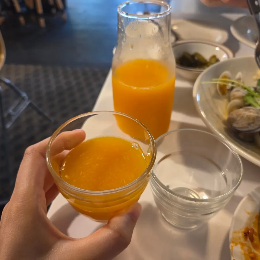 시원한 오렌지주스 한 잔