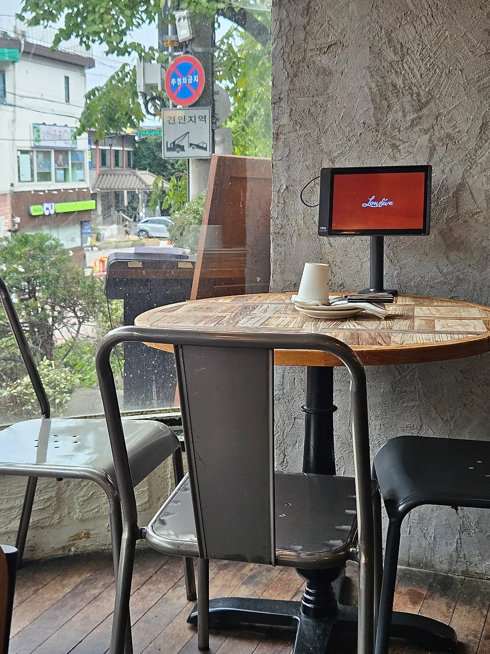 Seating and lighting atmosphere at Low Five