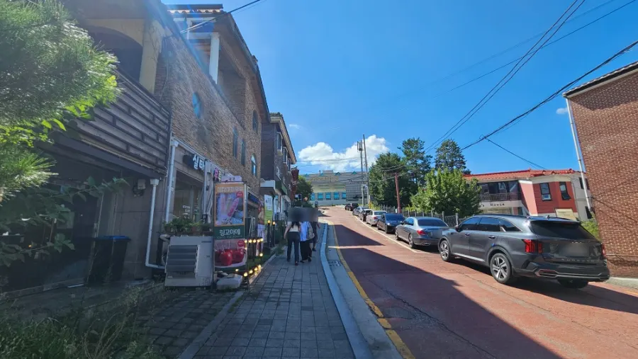 Exterior of Low Five on the Haenggung-dong hillside road