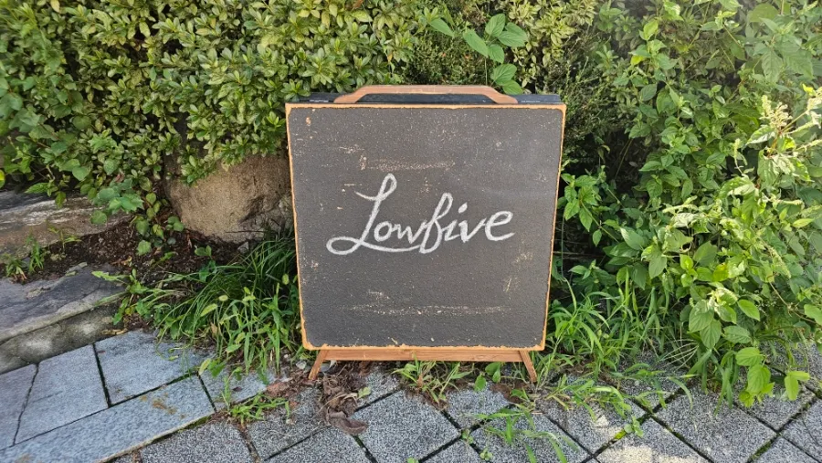 Sign at the entrance of Low Five