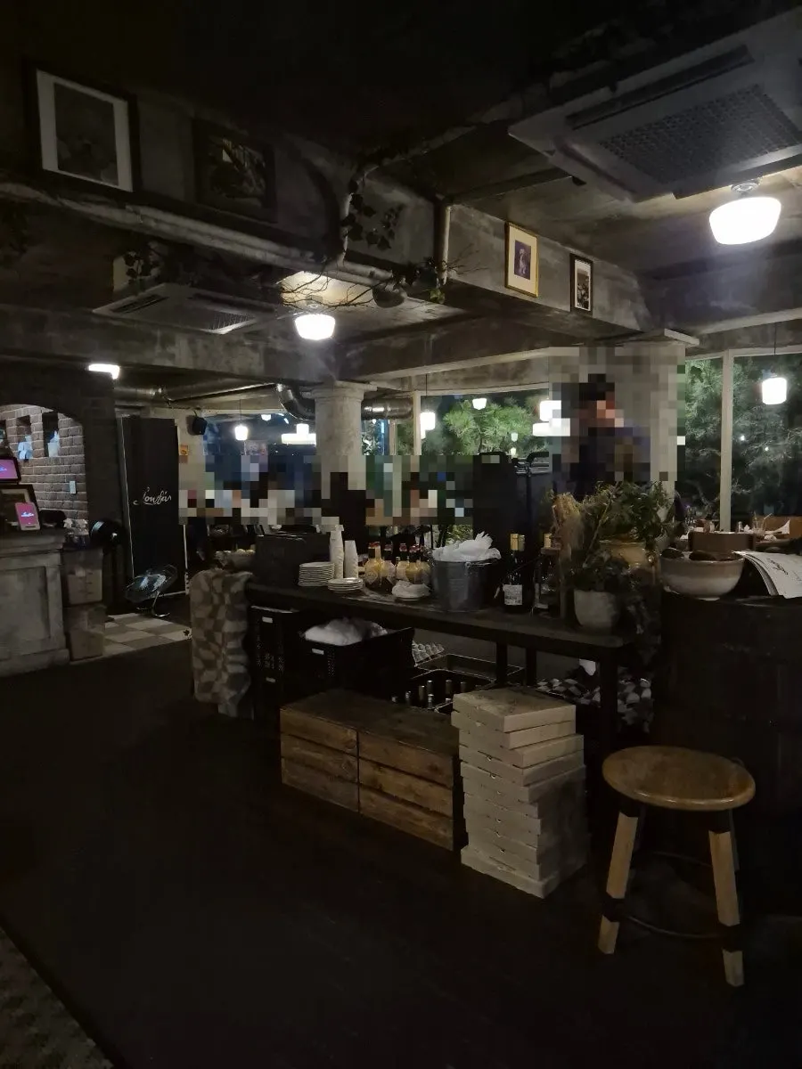 로우파이브 내부 2인석과 4인석 좌석