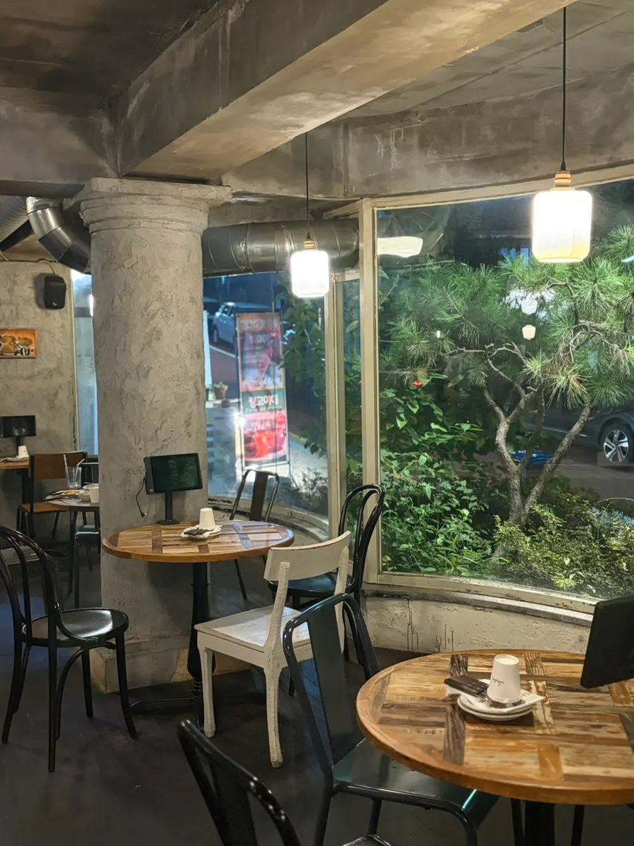 로우파이브 본점 매장 내부 좌석