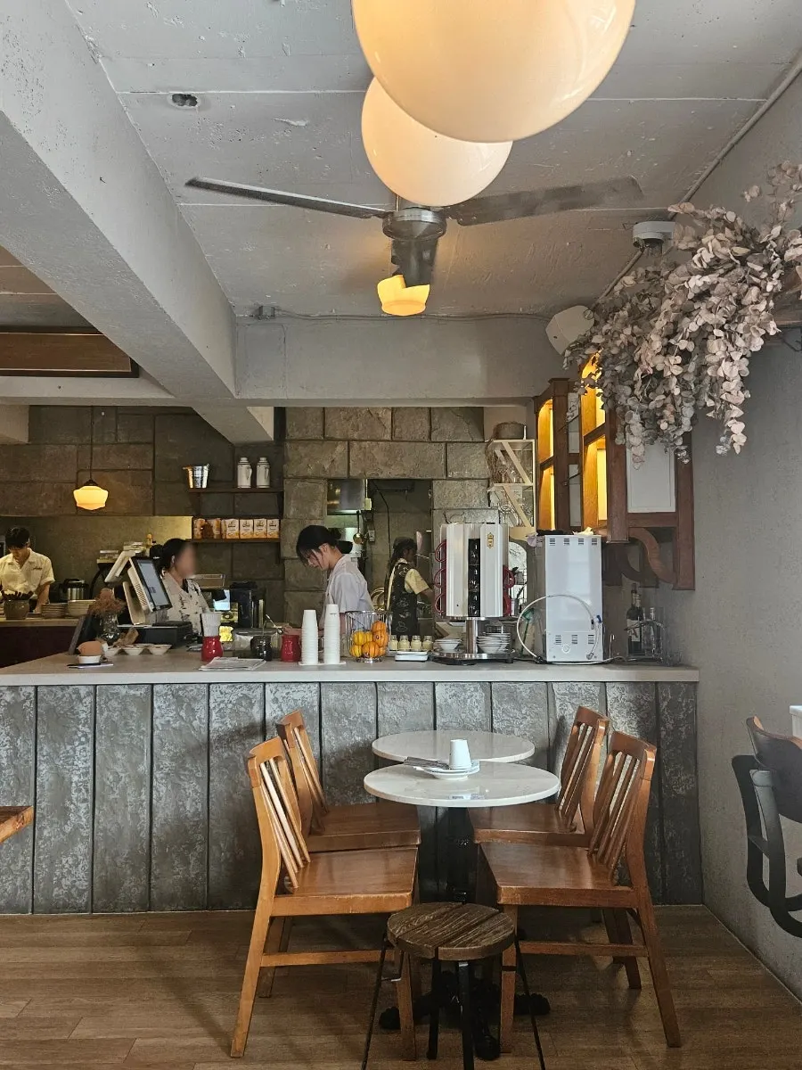 Tables and window seats at Low Five Sinpung