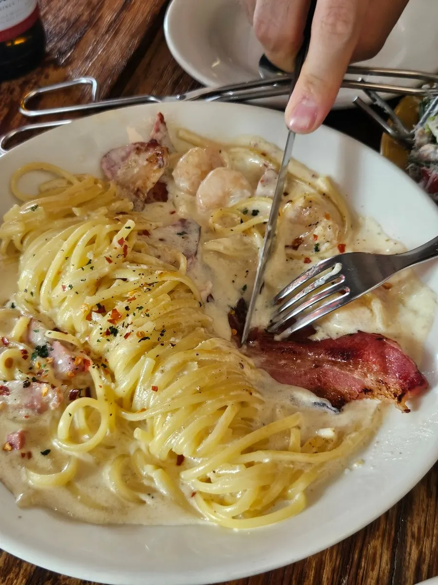 Alfredo cream pasta with shrimp and whole-cut bacon