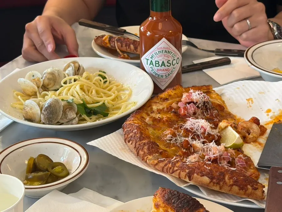 ピザとパスタが並んだテーブル