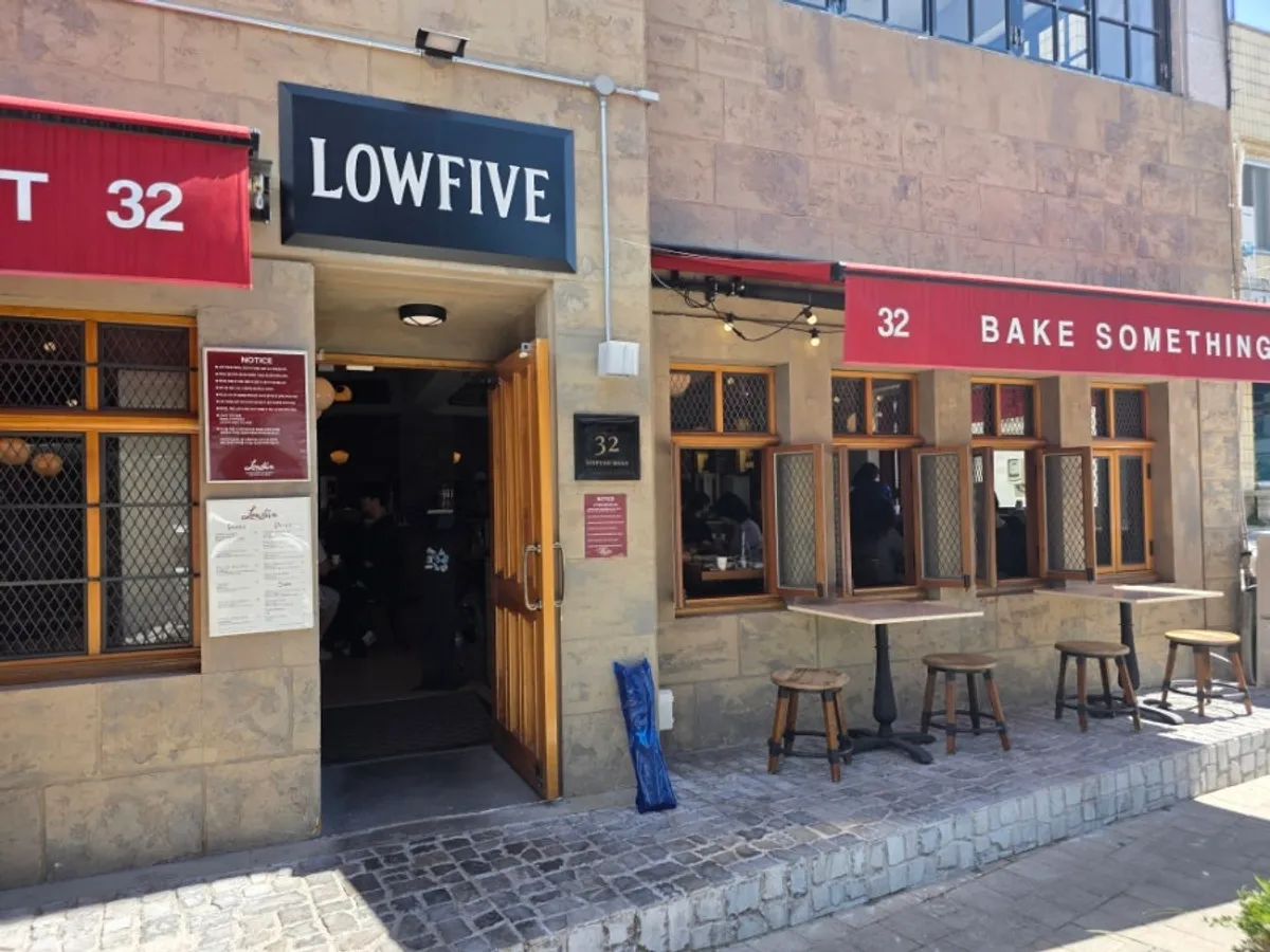 Exterior of Low Five Sinpung in Haenggung-dong, Suwon