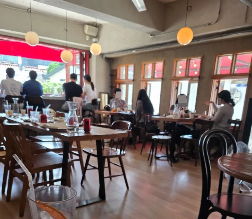 Window seating at Low Five Sinpung