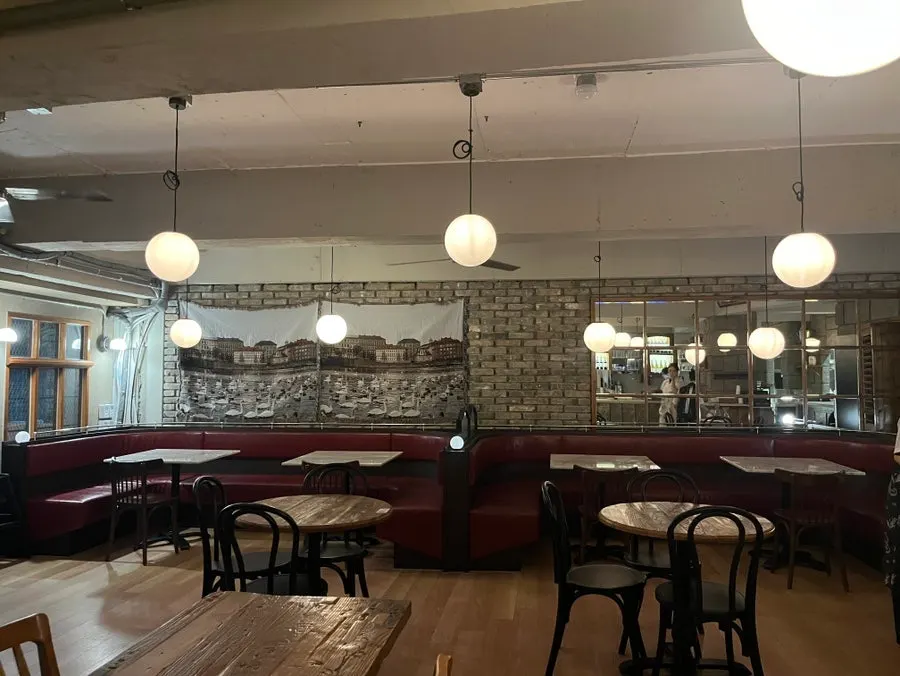 Spacious, clean interior of Low Five Sinpung