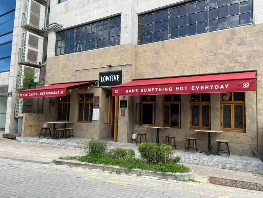 Exterior of Low Five Sinpung in Haenggung-dong