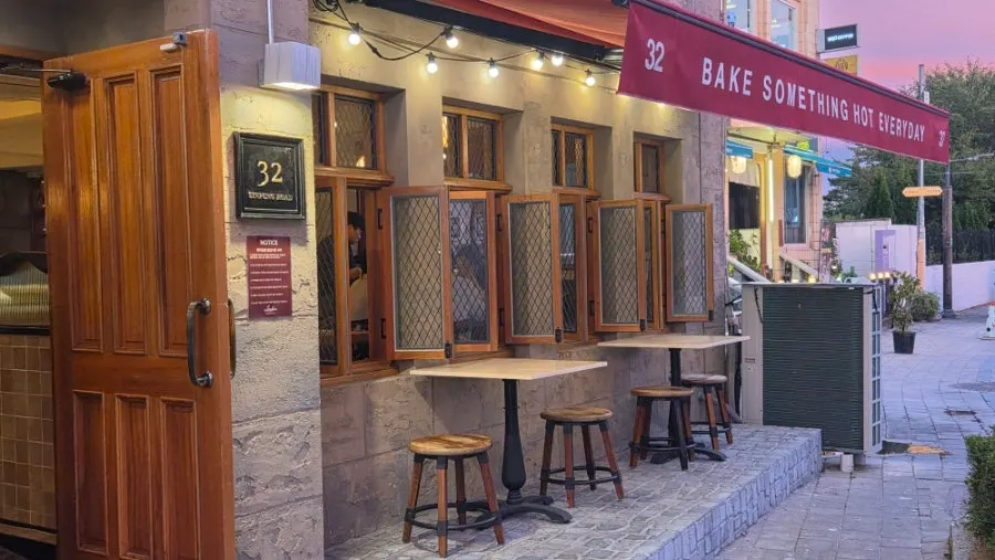 The spacious interior of Low Five Sinpung