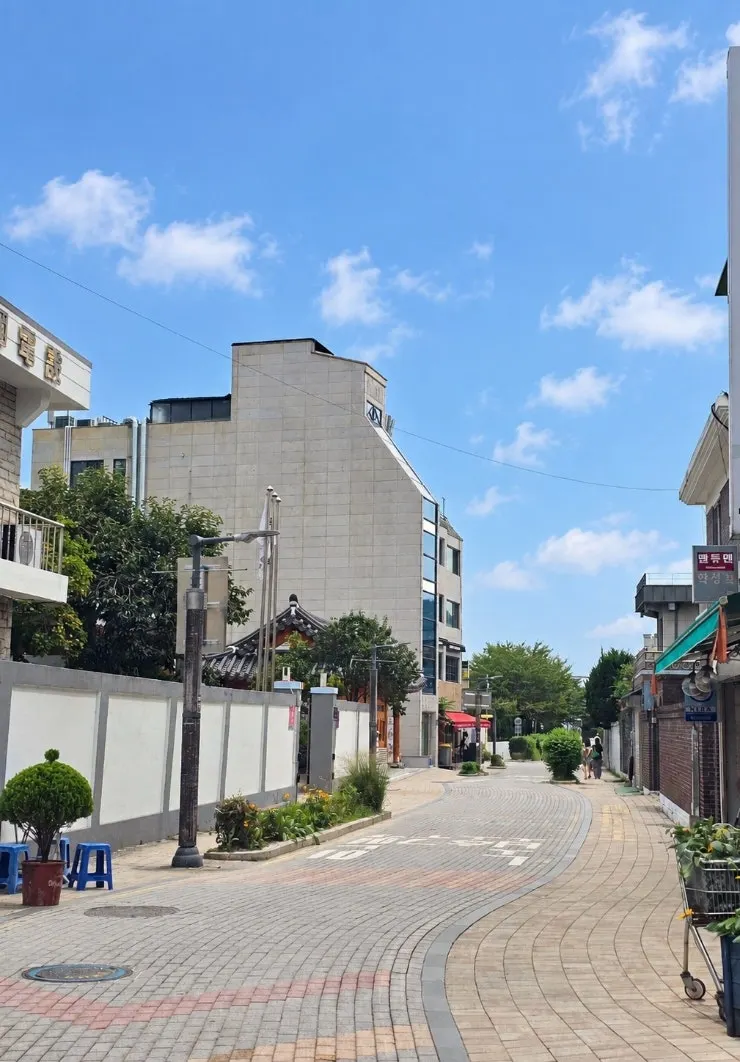맑은 월요일 오전 행궁동 거리와 로우파이브 신풍점 외관