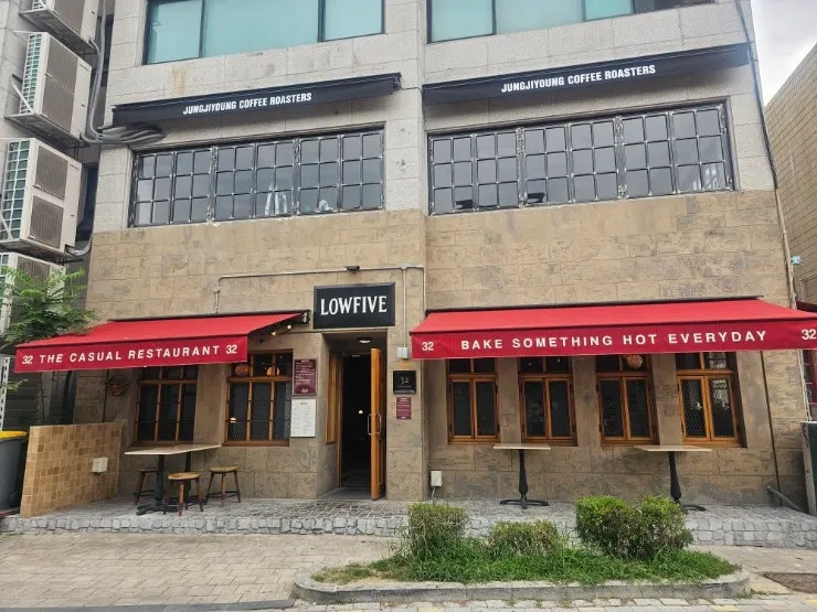 오픈 전 로우파이브 신풍점 앞 대기 모습