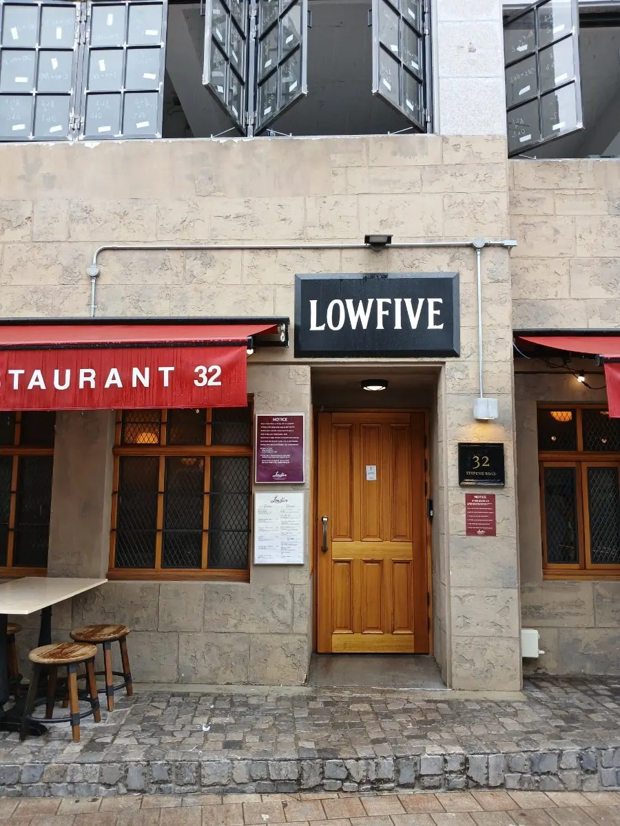 Low Five Sinpung storefront exterior
