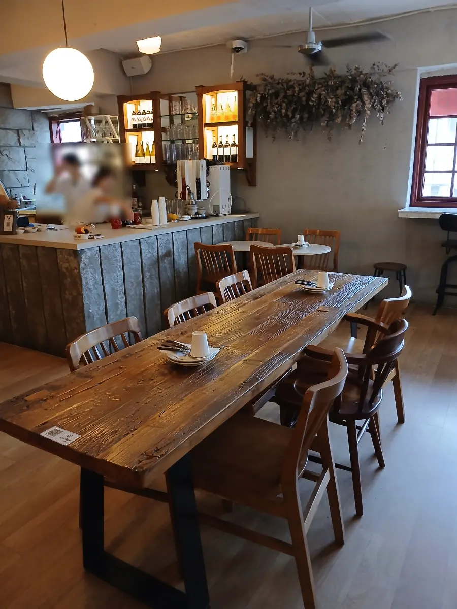Interior seating at Low Five Sinpung