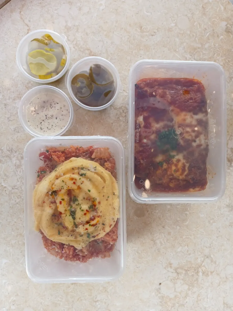 Separately packed pickles and sauce containers