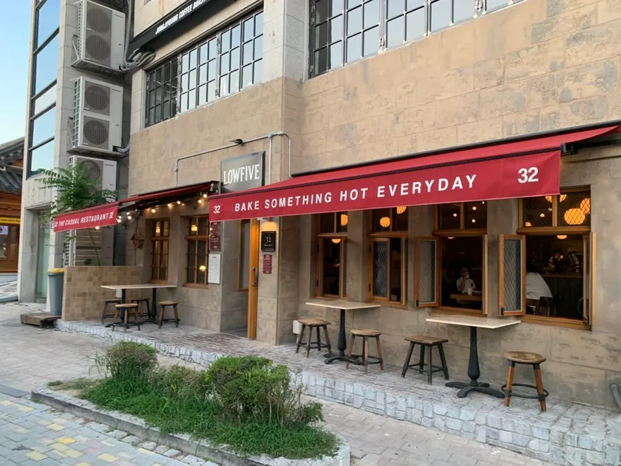 Exterior of Low Five Sinpung in Haenggung-dong