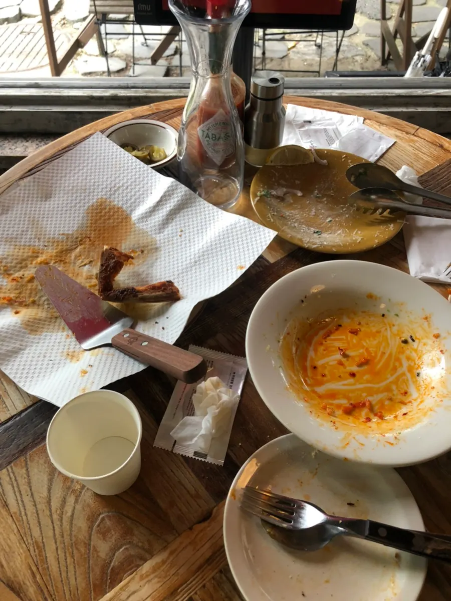 파마산과 핫소스를 뿌린 피자 크러스트