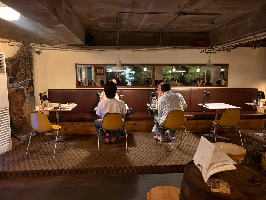 캐주얼한 분위기의 로우파이브 실내